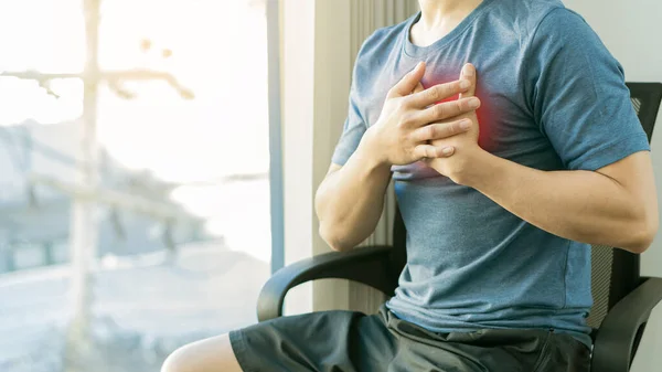 胸の痛みに苦しみ 窓の上に座った若いアジア人男性 心臓発作の概念 — ストック写真