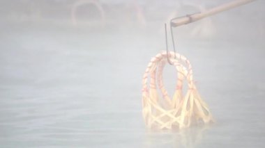 San Kamphaeng Kaplıcaları 'ndaki haşlanmış yumurtalara git, Chiang Mai..