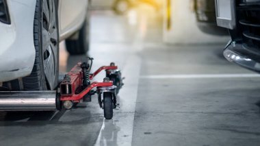 Yanlış yere park edilmiş ve çalışanlar tarafından kilitlenmiş bir araba.