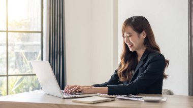 Zeki, sevimli, çekici, zarif iş kadını internetten uluslararası iş ortaklarıyla tanışıyor ve iş yerindeki bir masada oturuyor..