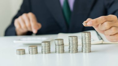 Para tasarrufu yapan işadamları gelecekte büyümek için madeni paralar tutarlar ve harcamalarını akıllıca nasıl yöneteceklerini bilirler..