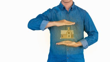 Beyaz bir arka plan modeliyle evini koruyan kişinin yakın çekimi..