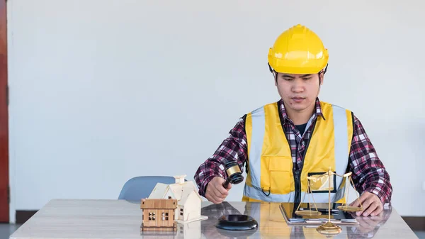 一位用平板电脑工作 拿着锤子的男性建筑师 一位法官 一位工程师在工作时对一个住宅销售计划 一个建筑项目 进行评审 他们的工作重点是选择一个商业理念 — 图库照片