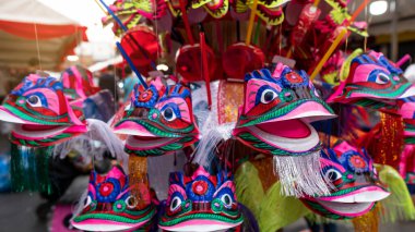 Pek çok renkli ejderha şekilleri Yeni Yıl 'da kağıttan yapılmıştır, Çin Yeni Yılı' nda.
