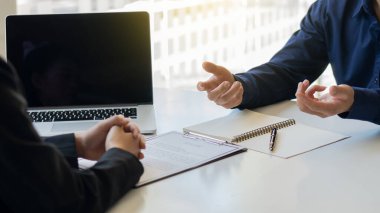 İş görüşmelerinde ciddi işveren sorularını cevaplamak için kendinden emin erkek adaylar konuşur. İş tecrübesi, tanışma ve iş başvurusu fikirleri hakkında İK ile konuş.