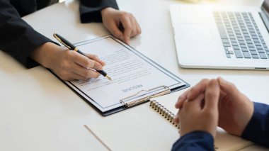 Yakın bir mülakatçı ofis toplantı odasında bir dizüstü bilgisayarın üstünde iş başvurusunda bulundu.