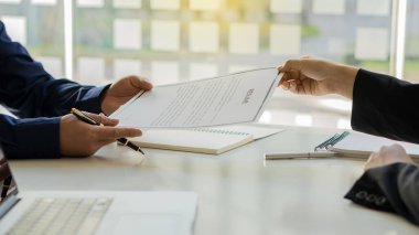 İş için iş görüşmeleri, başvuru formlarını dolduran kişilerin cevaplarını dinlemek..