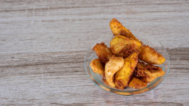 Yemek masasında cam kaselerde kızarmış muz.