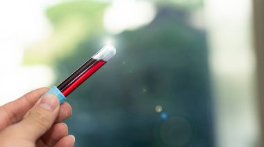 Bulanık bir geçmişi olan bir doktorun elinde yapılan deneyler için..