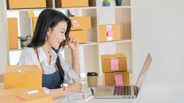 Girişimci Küçük İşletme Bağımsız KOBİ Genç Kadın Gülümsemesi Ev Akıllı Telefon Kutusunda Mutlulukla Çalışıyor Çevrimiçi Pazarlama Paketleme KOBİ Nakliye Şirketi Konsepti