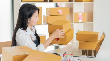 Girişimci Küçük İşletme Bağımsız KOBİ Genç Kadın Gülümsemesi Ev Akıllı Telefon Kutusunda Mutlulukla Çalışıyor Çevrimiçi Pazarlama Paketleme KOBİ Nakliye Şirketi Konsepti