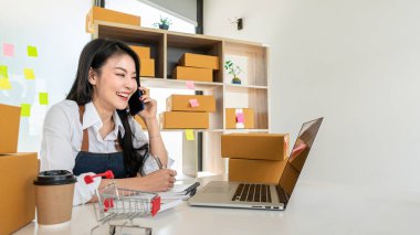 Girişimci Küçük İşletme Bağımsız KOBİ Genç Kadın Gülümsemesi Ev Akıllı Telefon Kutusunda Mutlulukla Çalışıyor Çevrimiçi Pazarlama Paketleme KOBİ Nakliye Şirketi Konsepti