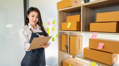 Girişimci Küçük İşletme Bağımsız KOBİ Genç Kadın Gülümsemesi Ev Akıllı Telefon Kutusunda Mutlulukla Çalışıyor Çevrimiçi Pazarlama Paketleme KOBİ Nakliye Şirketi Konsepti