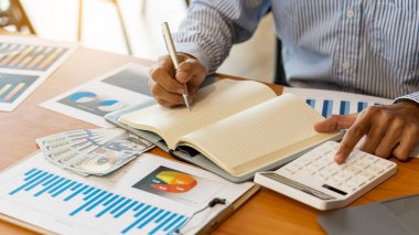 İş adamları iş yerinde para sayar. Erkekler kolay para kazanır. Başarılı iş adamları iyi anlaşmalarla sevinir. Eğlence yöneticileri masalarında grafikler ve dizüstü bilgisayarlarla çok para harcarlar..