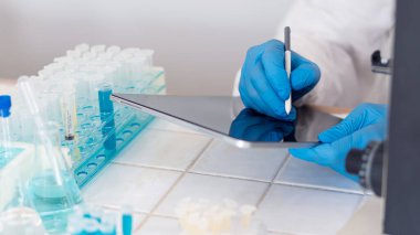 Laboratuvar farmakolojik araştırmacılar aşılar geliştiriyor, Coronavirus için geliştirilmiş bir proje, COVID-19 aşısı ve masaüstü aşısı test tüpü..