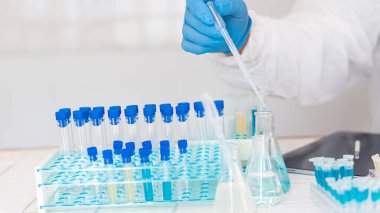 Laboratuvar farmakolojik araştırmacılar aşılar geliştiriyor, Coronavirus için geliştirilmiş bir proje, COVID-19 aşısı ve masaüstü aşısı test tüpü..