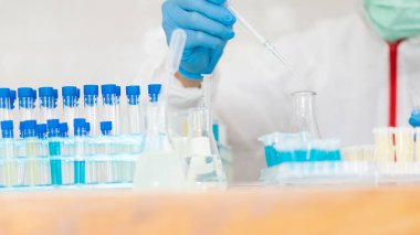 Laboratuvar farmakolojik araştırmacılar aşılar geliştiriyor, Coronavirus için geliştirilmiş bir proje, COVID-19 aşısı ve masaüstü aşısı test tüpü..