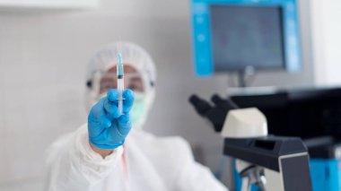 Laboratuvar farmakolojik araştırmacılar aşılar geliştiriyor, Coronavirus için geliştirilmiş bir proje, COVID-19 aşısı ve masaüstü aşısı test tüpü..