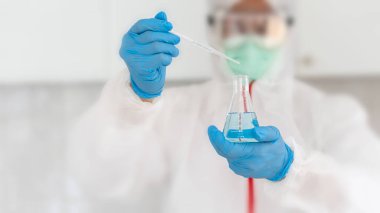 Laboratuvar farmakolojik araştırmacılar aşılar geliştiriyor, Coronavirus için geliştirilmiş bir proje, COVID-19 aşısı ve masaüstü aşısı test tüpü..