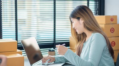 Başlangıçta Küçük İşletme Bağımsız KOBİ Girişimcisi Asyalı Genç Kadın Ev Kutusu Akıllı Laptop Satış Pazarlama Paketleme KOBİ E-ticaret kavramı