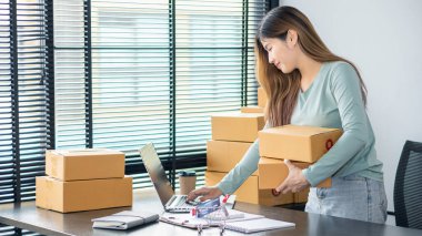 Başlangıçta Küçük İşletme Bağımsız KOBİ Girişimcisi Asyalı Genç Kadın Ev Kutusu Akıllı Laptop Satış Pazarlama Paketleme KOBİ E-ticaret kavramı