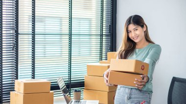 Başlangıçta Küçük İşletme Bağımsız KOBİ Girişimcisi Asyalı Genç Kadın Ev Kutusu Akıllı Laptop Satış Pazarlama Paketleme KOBİ E-ticaret kavramı