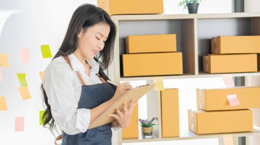 Başlangıçta Küçük İşletme Bağımsız KOBİ Girişimcisi Asyalı Genç Kadın Ev Kutusu Akıllı Laptop Satış Pazarlama Paketleme KOBİ E-ticaret kavramı