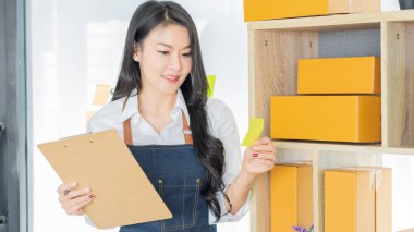 Başlangıçta Küçük İşletme Bağımsız KOBİ Girişimcisi Asyalı Genç Kadın Ev Kutusu Akıllı Laptop Satış Pazarlama Paketleme KOBİ E-ticaret kavramı