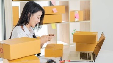 Başlangıçta Küçük İşletme Bağımsız KOBİ Girişimcisi Asyalı Genç Kadın Ev Kutusu Akıllı Laptop Satış Pazarlama Paketleme KOBİ E-ticaret kavramı