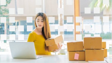 Başlangıçta Küçük İşletme Bağımsız KOBİ Girişimcisi Asyalı Genç Kadın Ev Kutusu Akıllı Laptop Satış Pazarlama Paketleme KOBİ E-ticaret kavramı