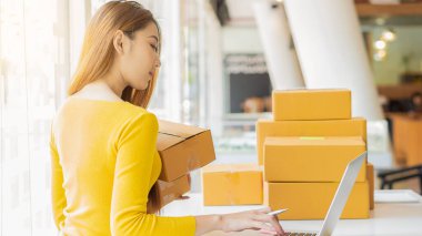 Başlangıçta Küçük İşletme Bağımsız KOBİ Girişimcisi Asyalı Genç Kadın Ev Kutusu Akıllı Laptop Satış Pazarlama Paketleme KOBİ E-ticaret kavramı
