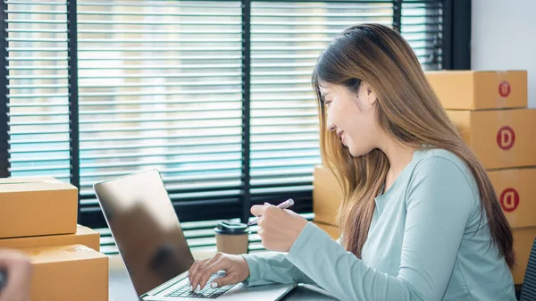 Başlangıçta Küçük İşletme Bağımsız KOBİ Girişimcisi Asyalı Genç Kadın Ev Kutusu Akıllı Laptop Satış Pazarlama Paketleme KOBİ E-ticaret kavramı