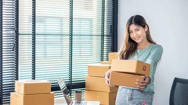 Başlangıçta Küçük İşletme Bağımsız KOBİ Girişimcisi Asyalı Genç Kadın Ev Kutusu Akıllı Laptop Satış Pazarlama Paketleme KOBİ E-ticaret kavramı