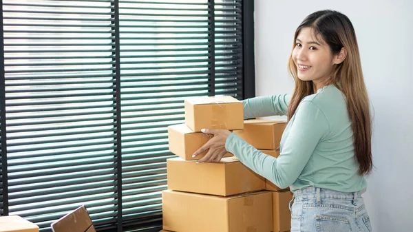 Başlangıçta Küçük İşletme Bağımsız KOBİ Girişimcisi Asyalı Genç Kadın Ev Kutusu Akıllı Laptop Satış Pazarlama Paketleme KOBİ E-ticaret kavramı