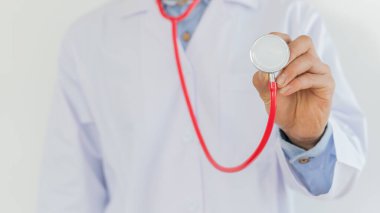 Genç doktorun elinde bir steteskop sesi var.