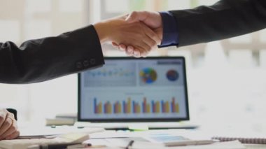 Başarılı bir pazarlıktan sonra takım elbise giyen iki işadamı, yatırımcı, müşteri, üretme, fikir, anlaşma, güven, yatırım ortağı, yan görüş