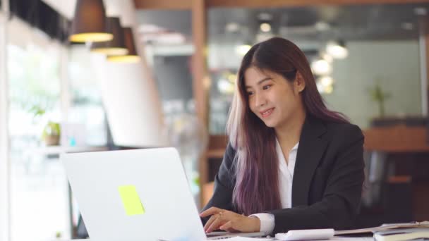 Wanita Bisnis Muda Asia Bekerja Pada Laptop Dan Kalkulator Meja — Stok Video