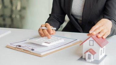 İş adamları ve emlakçılar müşterileri tanıtır ve ev sigortası satın alıp kontrat imzalarlar. Ev sigortası konsepti. Ve bir ev satarak.