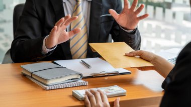 Avukata para teklif edildi ama müşterinin teklifini reddetti. Çekiç ve altın pullu bir masada..