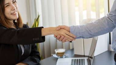 İş adamları anlaşma sonuçlandıktan sonra el sıkışıyor