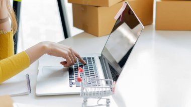 Küçük işletme KOBİ Girişimcisi Tablet Sahibi Kullanan ve çevrimiçi iş fikirleri satmak için kutu kutu ürün hazırlamak için çevrimiçi satın alma siparişlerini gözden geçiren