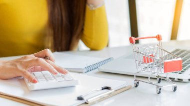 Küçük işletme KOBİ Girişimcisi Tablet Sahibi Kullanan ve çevrimiçi iş fikirleri satmak için kutu kutu ürün hazırlamak için çevrimiçi satın alma siparişlerini gözden geçiren