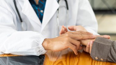 Doktor, sağlık kontrolünde ya da hastanede doktora danışarak ruh sağlığı konseptinin nabzını inceler..