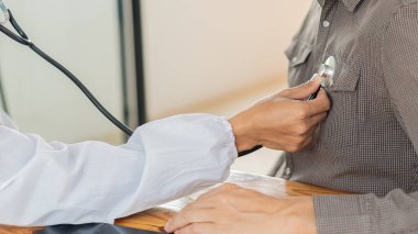 Doktorlar hastanın kalp atışlarını ruh sağlığı konsepti implantı ile sağlık kontrolünden ya da hastaneden doktora danışarak kontrol ederler..