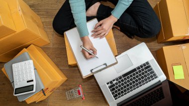 Girişim Girişimciliği Küçük İşletme Serbest Çalışma KOBİ Ev bilgisayarında çalışan genç bayan portresi online laptop kutusu pazarlama paketleme E-ticaret konsepti kenar görünümü