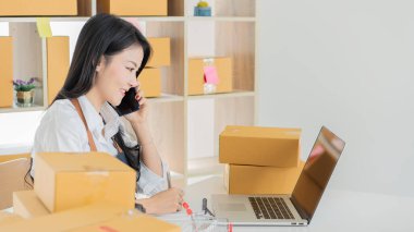 Çekici genç Asyalı girişimciler kameraya mutlu bir şekilde ev kutularında bakıyorlar, paket teslimatını sme tedarik zinciri, satın alma, omnichannel satın alma, çevrimiçi satış konsepti.