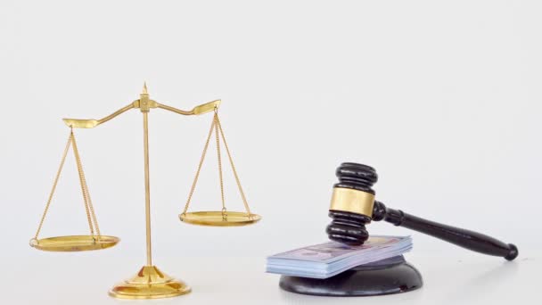 Váhy Spravedlnosti Soudce Kladivo Penězi Umístěnými Palubě Mají Také Bílé — Stock video