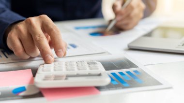 İşadamları şirketin birden fazla olası maliyet grafiklerini analiz eder..