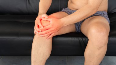 Chopa 'nın üzerine oturan ve acıdan onu yakalayan adam..