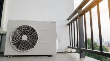 Rai 'deki binanın dışına klimalar, klimalar kuruldu.